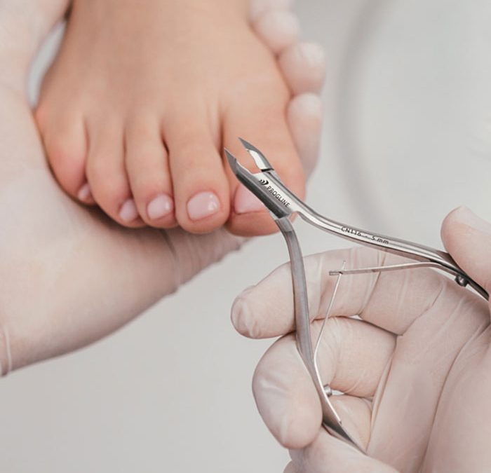 Metody usuwania skórek przy paznokciach – cążki, nożyczki, a może frez?